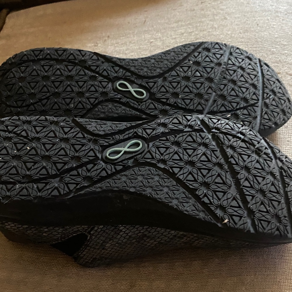 Infinity Textured Black and grey snake skinSlip-On clogs. Back folds up or down - Picture 5 of 9